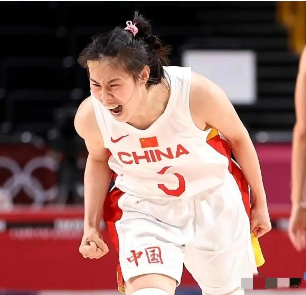 中国女篮12人点评：
1、高 颂 31岁， 身高 191CM ，体重 85KG，(6)