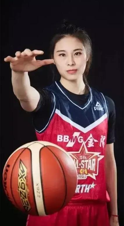 王思雨，女篮的美女球员，身高175cm，体重60kg，拥有漂亮的面容，标准的模特(2)