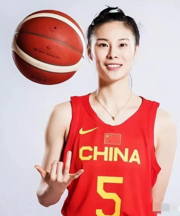 王思雨，女篮的美女球员，身高175cm，体重60kg，拥有漂亮的面容，标准的模特(3)