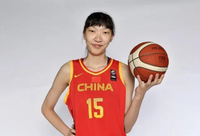 不偏不倚，中国女篮现役能100%进名人堂的球员仅此4人！

1、韩旭——攻防俱佳(1)