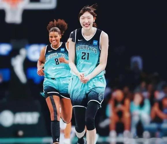 李梦进入轮转！韩旭饮水机管理员！
两位中国女篮核心本赛季WNBA对比:
    (2)