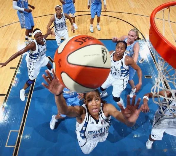 WNBA战报：亚特兰大梦想霍华德32分6篮板4助攻，梦想88:77战胜天空！
双(1)