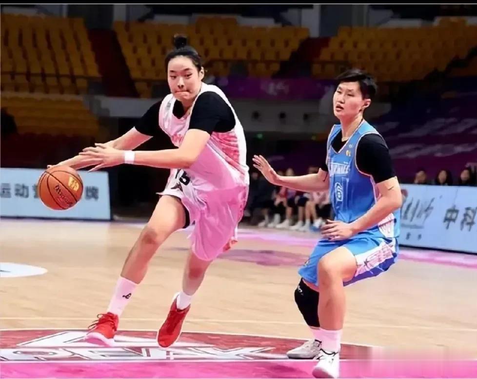 中国u16女篮以44:70大败于日本队。教练李昕要承担一定的责任，中国队的训练水(3)