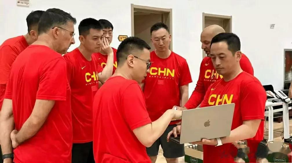 基本可以确定，中国男篮下一任主教练将在以下五人产生:

1.杨鸣
2.刘炜
3.(1)