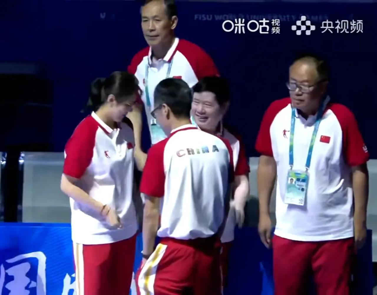 许利民现身成都大运女篮赛场，
作为中国大运女篮教练团队的一员，
又顾又问，
许指(2)