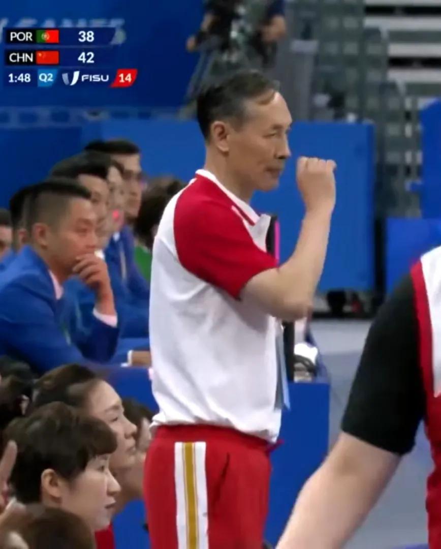 许利民现身成都大运女篮赛场，
作为中国大运女篮教练团队的一员，
又顾又问，
许指(3)
