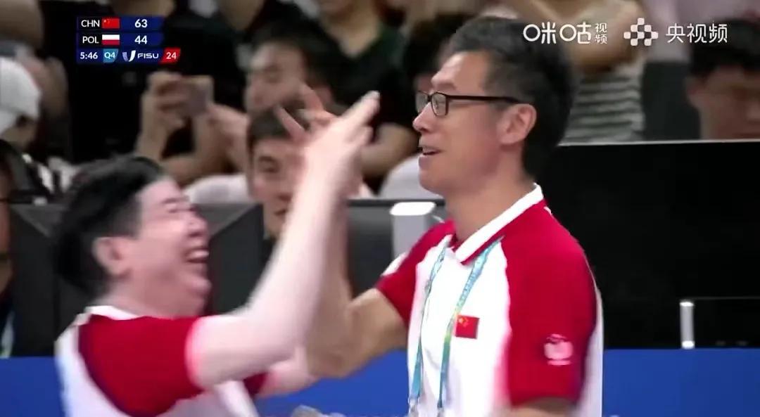  恭喜中国女蓝，进入淘汰赛。
在刚刚结束的成都大运会女篮预赛D组的一场比赛中，中(2)