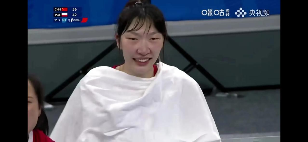  恭喜中国女蓝，进入淘汰赛。
在刚刚结束的成都大运会女篮预赛D组的一场比赛中，中(4)