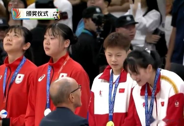 日本女篮哭了！很有意思，成功大运会女篮决赛，她们从开场就面带笑容，看上去非常的阳(1)