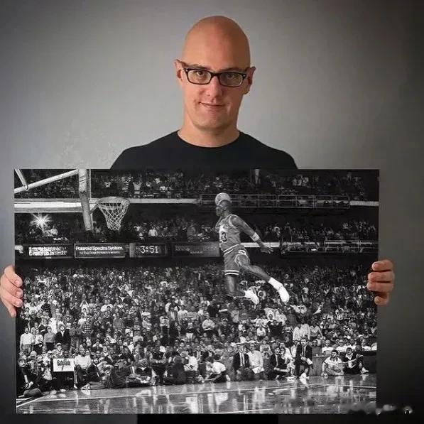 牛逼！国外一名艺术家耗时250个小时，纯手工画出篮球之神迈克尔乔丹在扣篮大赛上的(9)