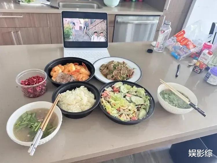 中国女篮队员李梦晒午餐，三盆菜一盆饭两碗汤，饭量大得出奇(2)