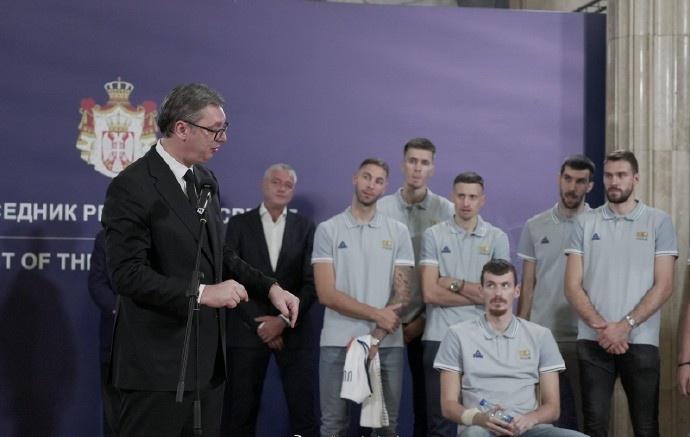 塞尔维亚总统武契奇接见塞尔维亚男篮全队 并获赠签名球衣和篮球(1)