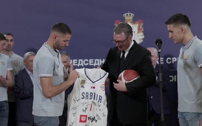 塞尔维亚总统武契奇接见塞尔维亚男篮全队 并获赠签名球衣和篮球(2)