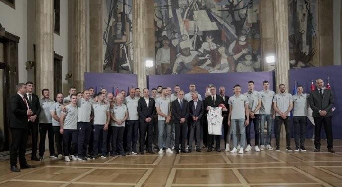 塞尔维亚总统武契奇接见塞尔维亚男篮全队 并获赠签名球衣和篮球(3)