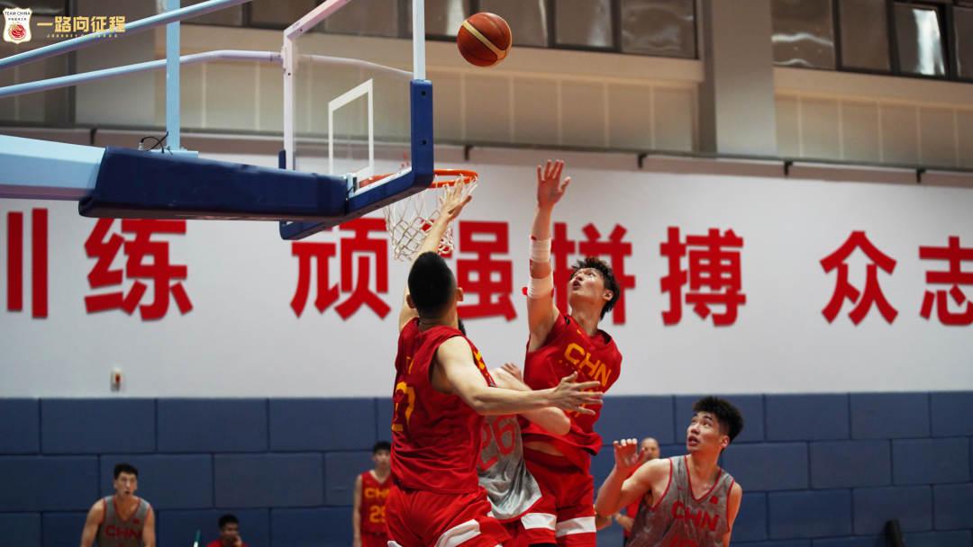 中国男篮公开训练课活动在上海举行(1)
