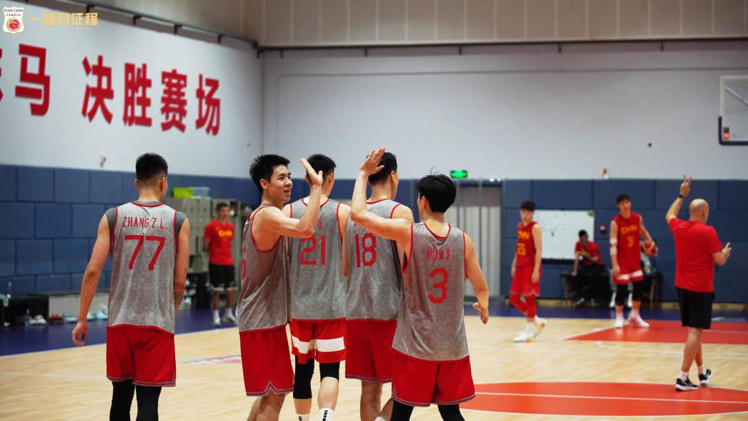 中国男篮公开训练课活动在上海举行(2)