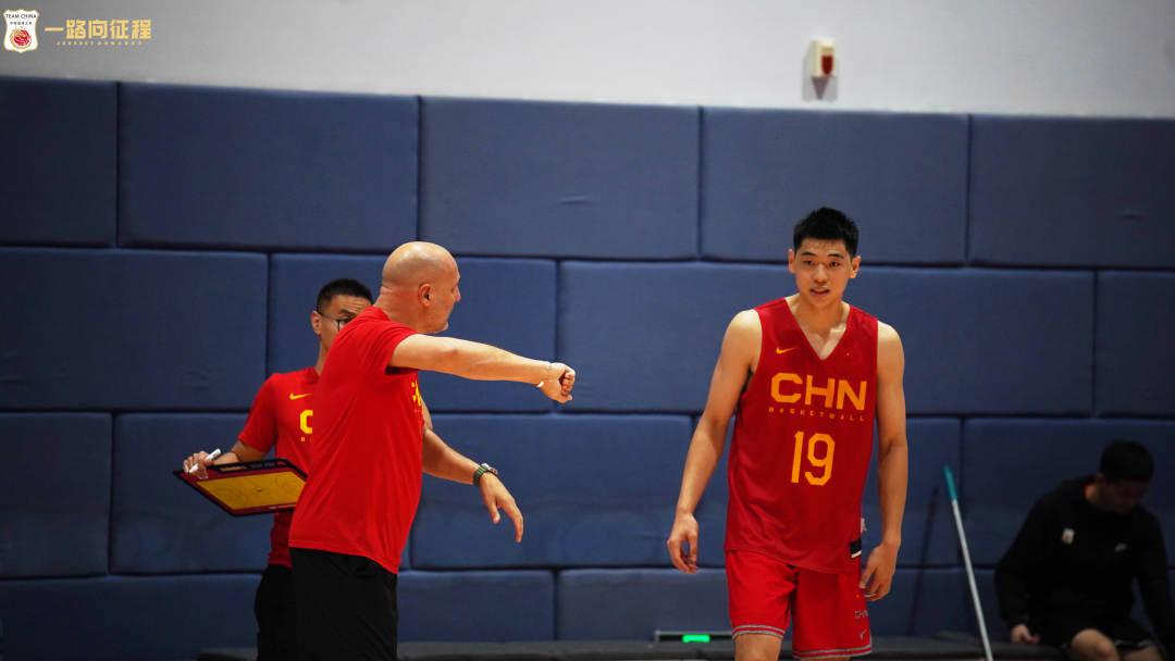 中国男篮公开训练课活动在上海举行(3)