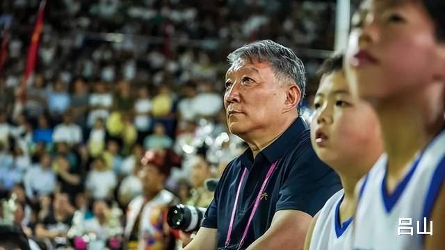 中国篮球职业联赛再曝退赛丑闻，篮协副主席公然站队，坐上替补席(1)
