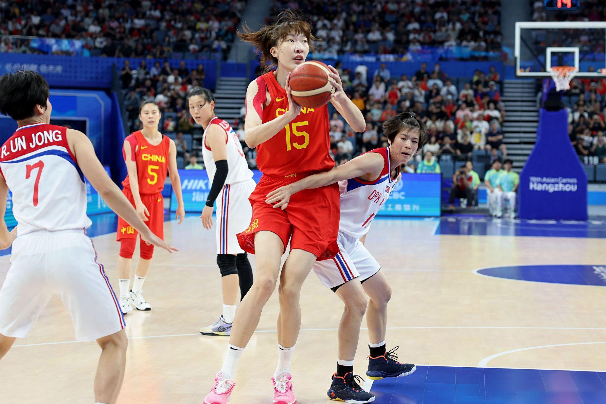 “女版姚明”拖着伤腿打满40分钟，中国男篮来看什么是钢铁意志！(3)