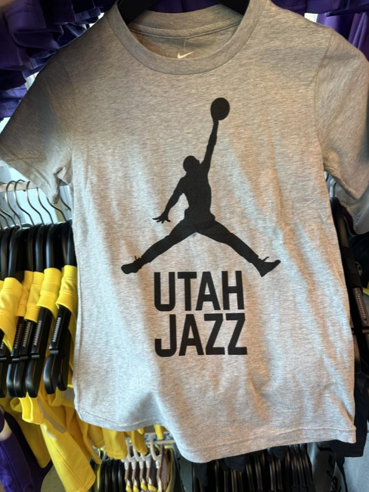 爵士球迷商店T恤设计为乔丹Logo跨过其队名 遭疯狂吐槽后下架(1)