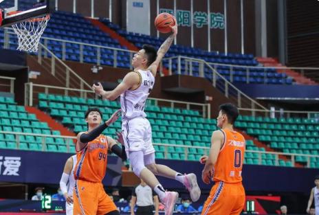 他是中国男篮锋线第一人，却惨遭新疆男篮球迷，怒骂一整场比赛(1)