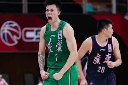 他是中国男篮锋线第一人，却惨遭新疆男篮球迷，怒骂一整场比赛(2)
