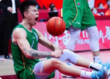 他是中国男篮锋线第一人，却惨遭新疆男篮球迷，怒骂一整场比赛(3)