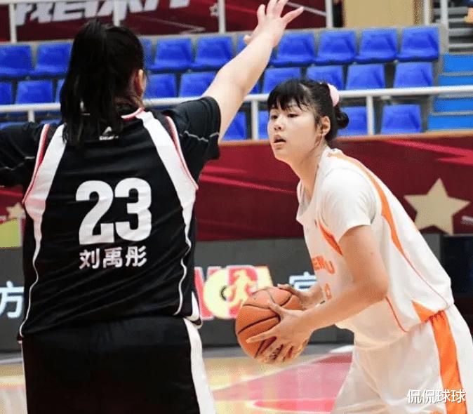 中国女篮超级新星，天赋不输李梦，被称为球场“巨无霸”(4)