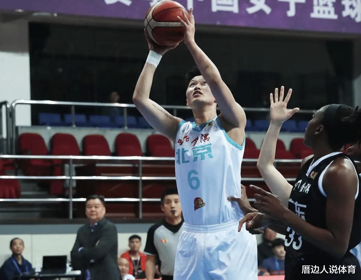中国篮球扎心一幕 女篮国手顶撞+怒吼裁判 手指着眼睛表达不满(1)