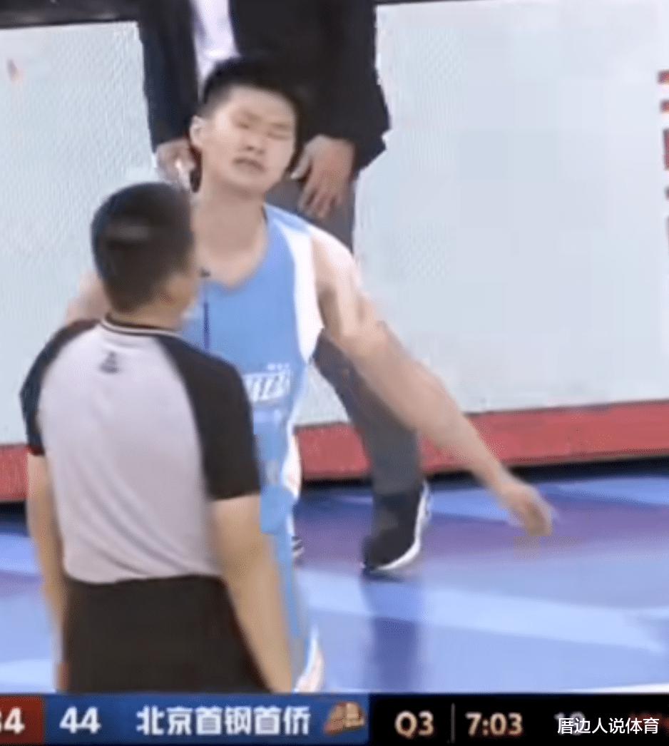 中国篮球扎心一幕 女篮国手顶撞+怒吼裁判 手指着眼睛表达不满(2)