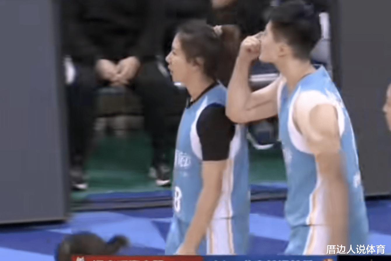 中国篮球扎心一幕 女篮国手顶撞+怒吼裁判 手指着眼睛表达不满(4)