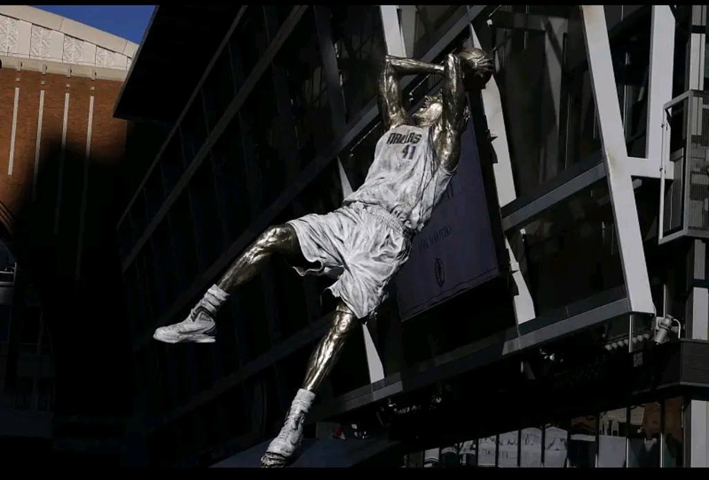无上的荣耀，比拿总冠军都难！盘点NBA十大有雕像的传奇(1)