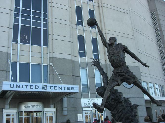 无上的荣耀，比拿总冠军都难！盘点NBA十大有雕像的传奇(2)