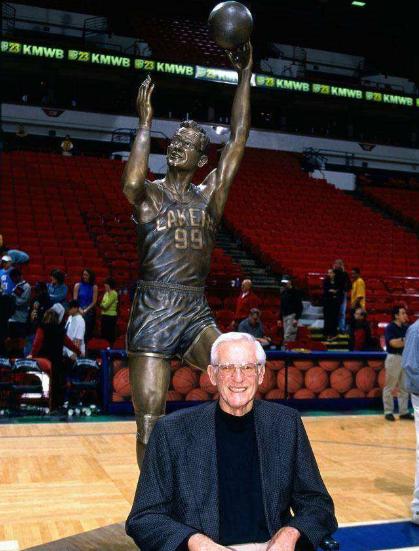 无上的荣耀，比拿总冠军都难！盘点NBA十大有雕像的传奇(5)