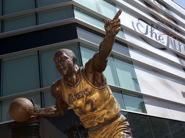 无上的荣耀，比拿总冠军都难！盘点NBA十大有雕像的传奇(6)