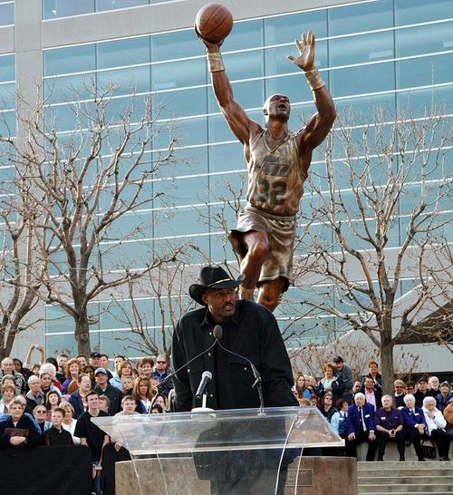 无上的荣耀，比拿总冠军都难！盘点NBA十大有雕像的传奇(8)