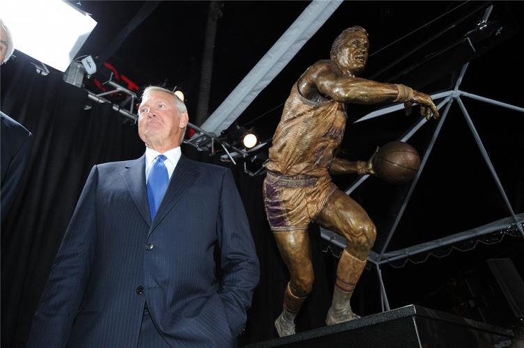 无上的荣耀，比拿总冠军都难！盘点NBA十大有雕像的传奇(9)