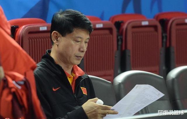 制裁王治郅，硬拖姚明，为了让中国篮球，信兰成究竟都做了什么？(1)