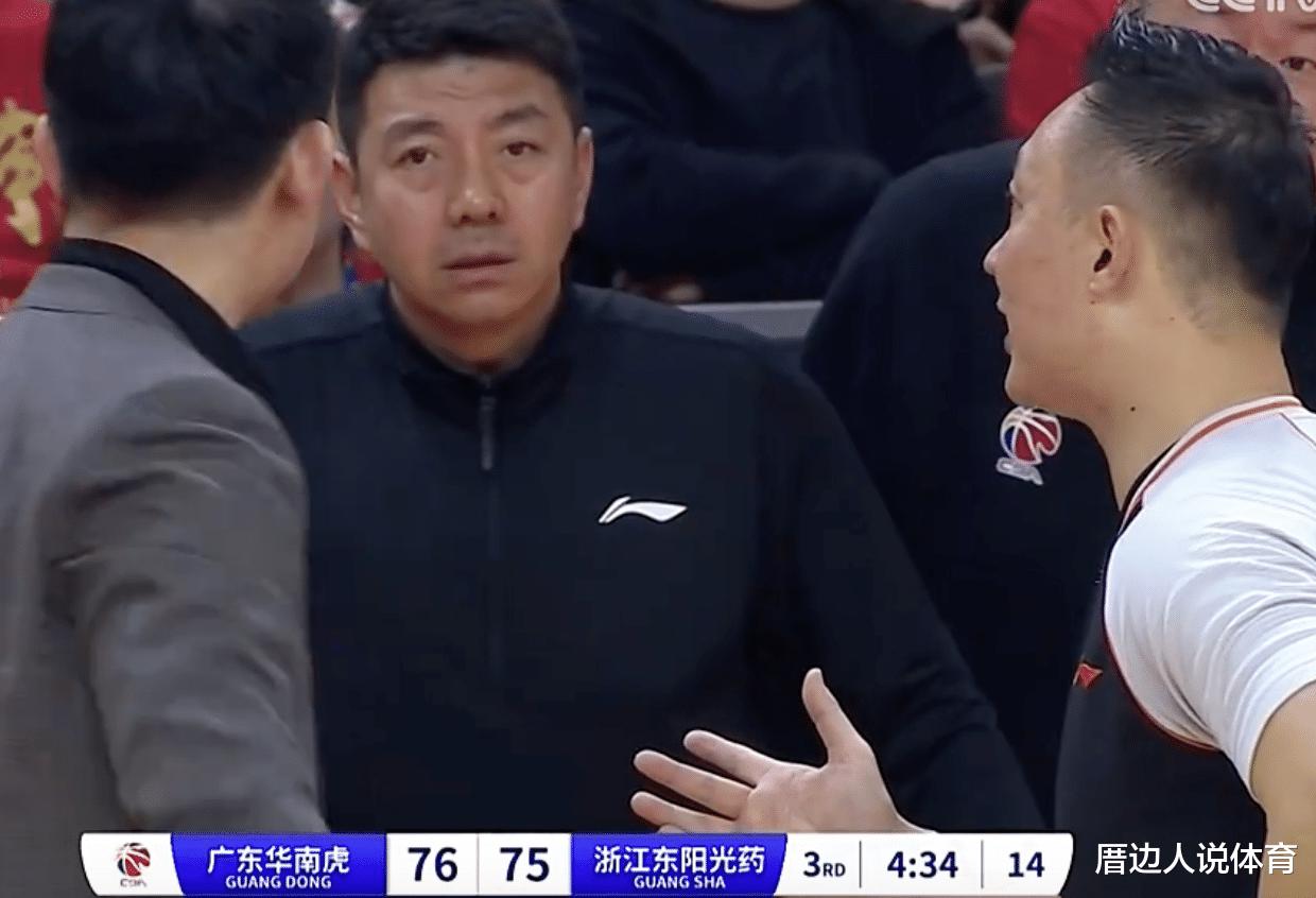 中国篮球丑陋一幕 姚明遭遇大尴尬 广厦老板愤怒冲到场边抗议判罚(1)