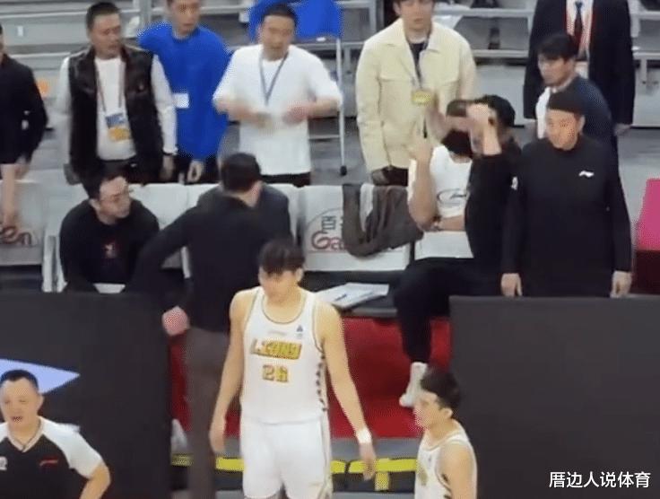 中国篮球丑陋一幕 姚明遭遇大尴尬 广厦老板愤怒冲到场边抗议判罚(6)