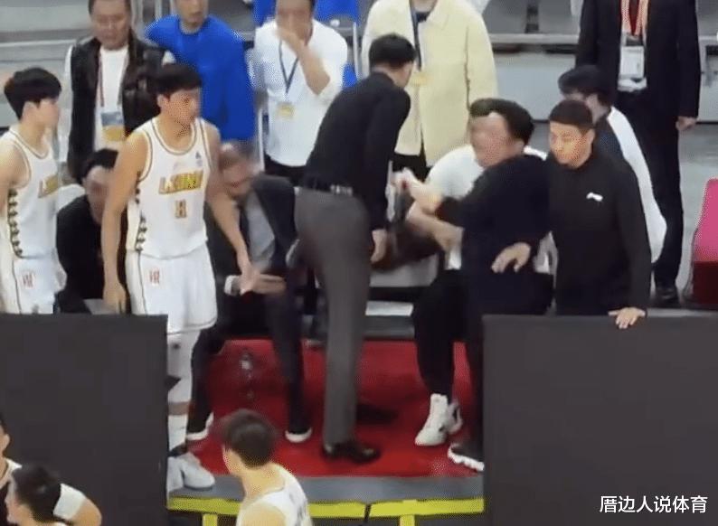中国篮球丑陋一幕 姚明遭遇大尴尬 广厦老板愤怒冲到场边抗议判罚(7)