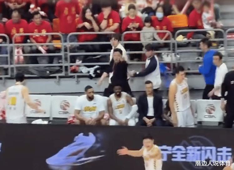 中国篮球丑陋一幕 姚明遭遇大尴尬 广厦老板愤怒冲到场边抗议判罚(8)