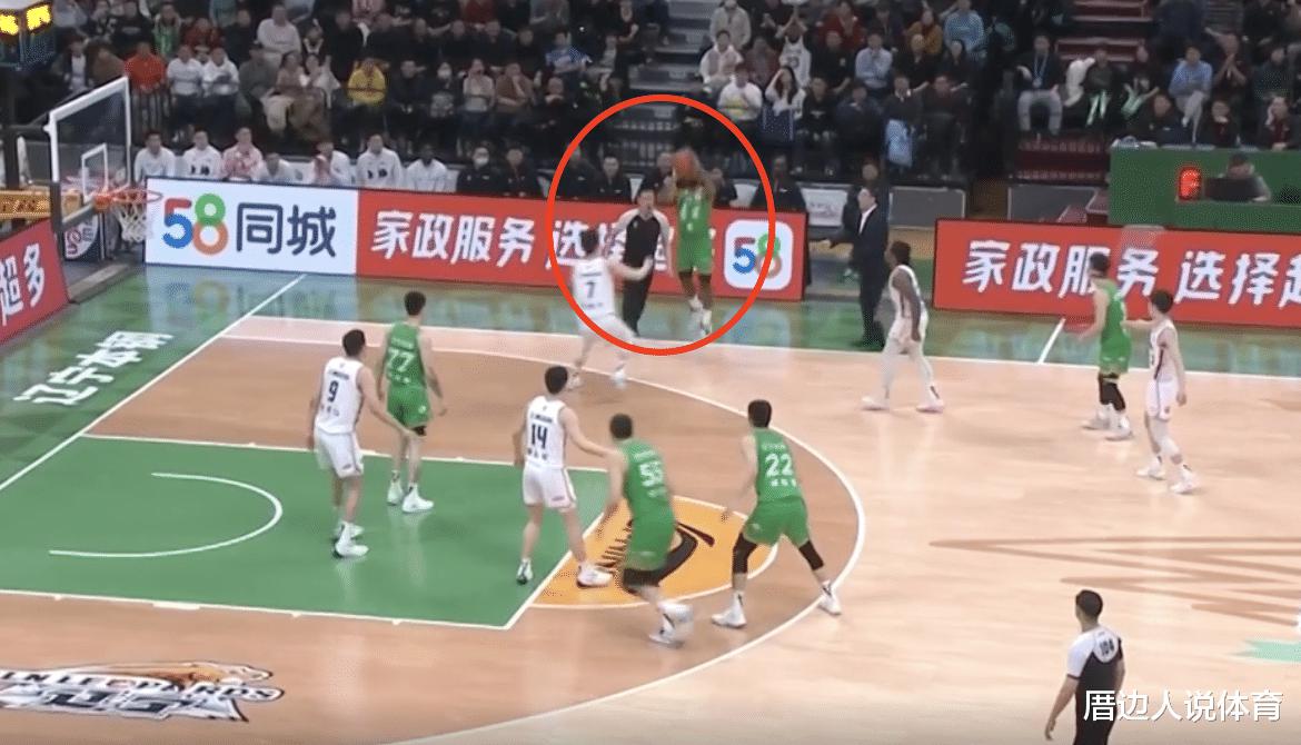 争议！中国篮球闹大笑话 裁判阻挡弗格绝杀球上海暂停被无视主帅暴怒(1)