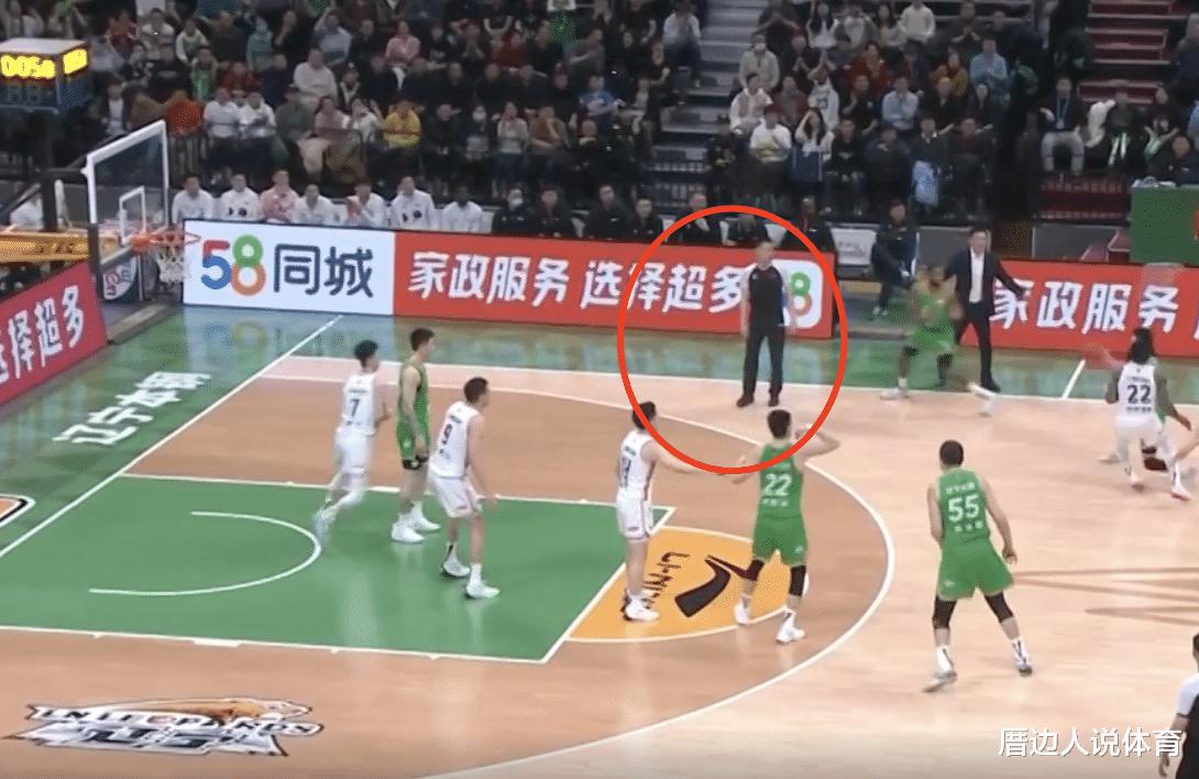 争议！中国篮球闹大笑话 裁判阻挡弗格绝杀球上海暂停被无视主帅暴怒(2)