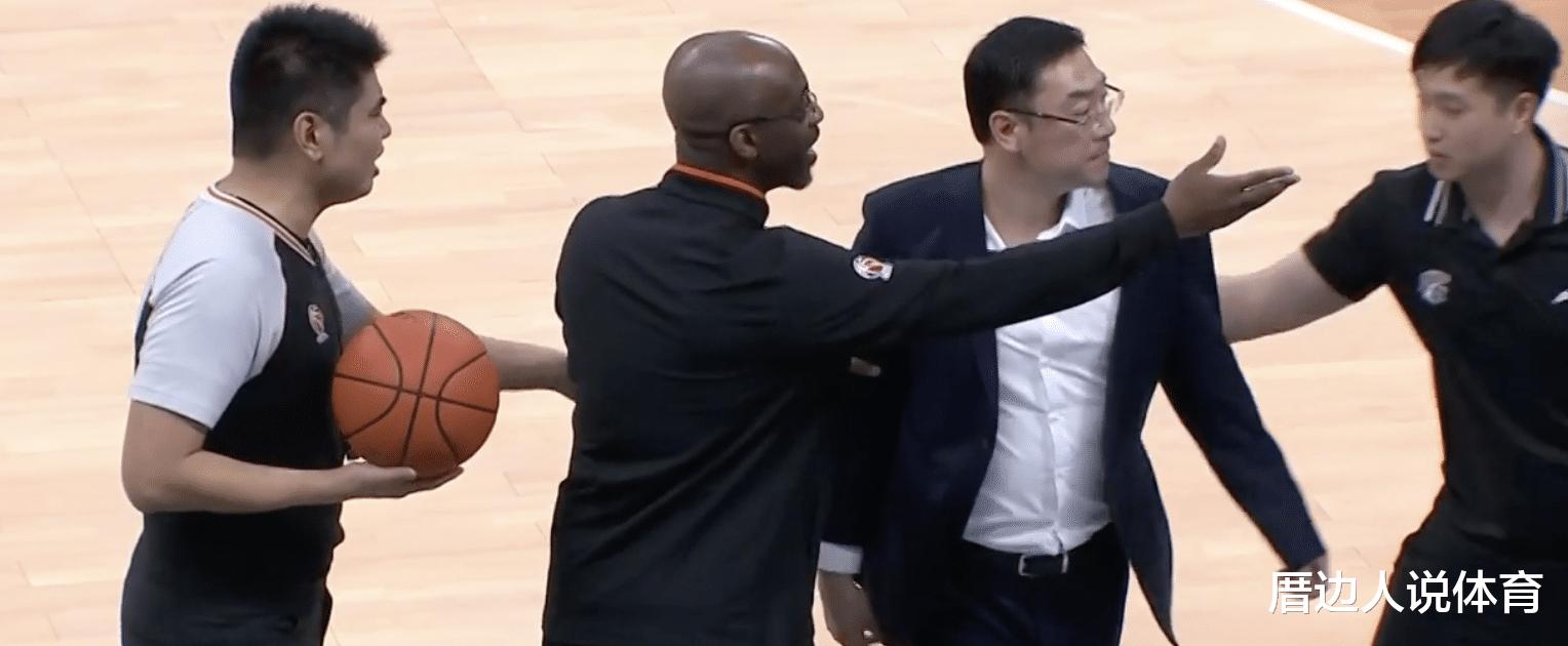 争议！中国篮球闹大笑话 裁判阻挡弗格绝杀球上海暂停被无视主帅暴怒(8)