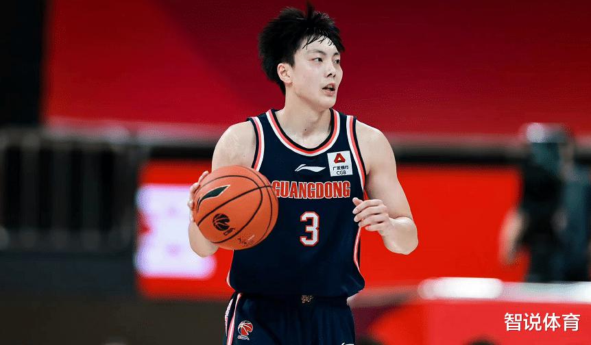 中国男篮大胜31分，胡明轩正负值-11，理性分析他还能留在国家队吗(4)