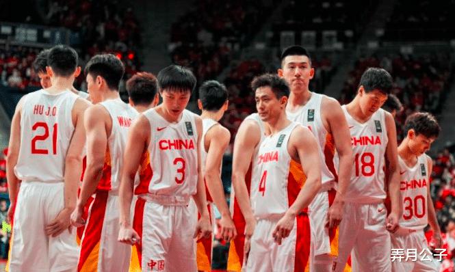 太气人！FIBA更新男篮实力榜最新排名，中国又降一位，还黑杜锋吗(1)