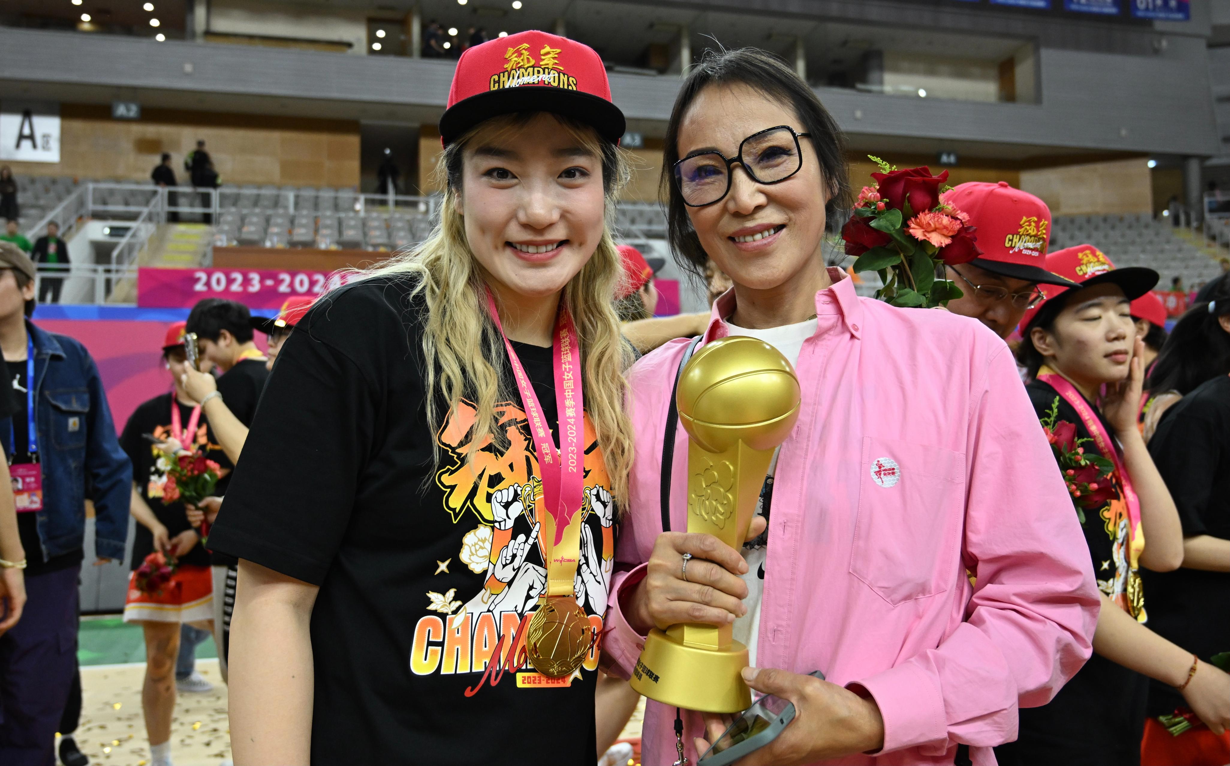 官宣！中国女篮敲定17人名单 三大WNBA球员领衔 张镇麟妈妈做领队(5)