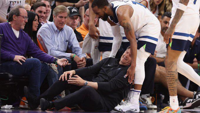 NBA两大主帅离奇受伤：芬奇手术被撞进医院 纳斯沮丧拍伤手指(1)