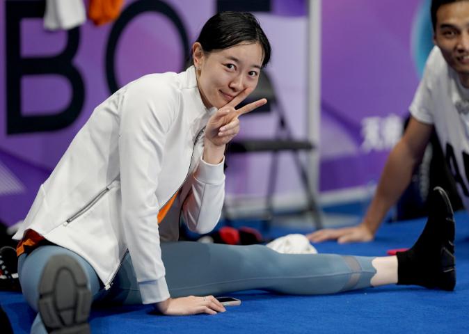 孙一文夺冠！中国奥运前3金由女生包揽，摘下击剑面罩，太美了(4)